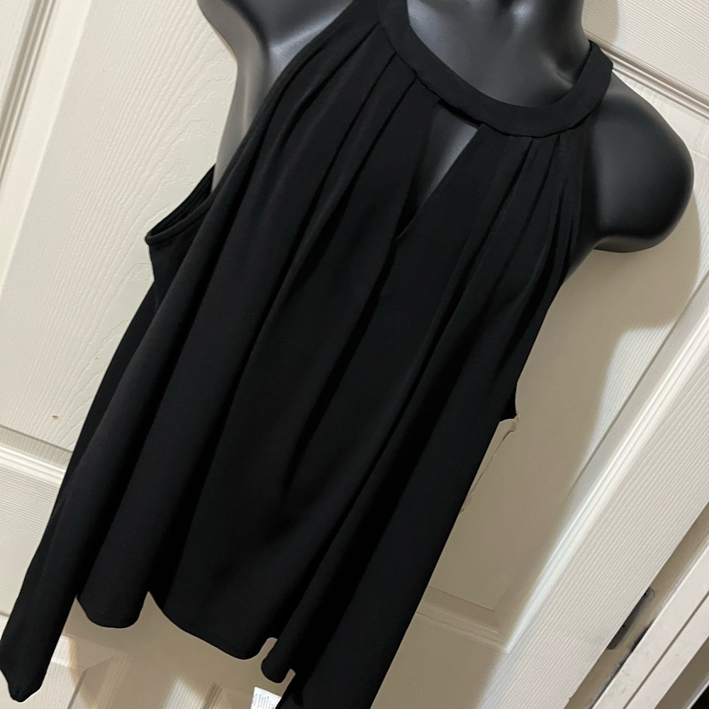 2x Black Keyhole Top